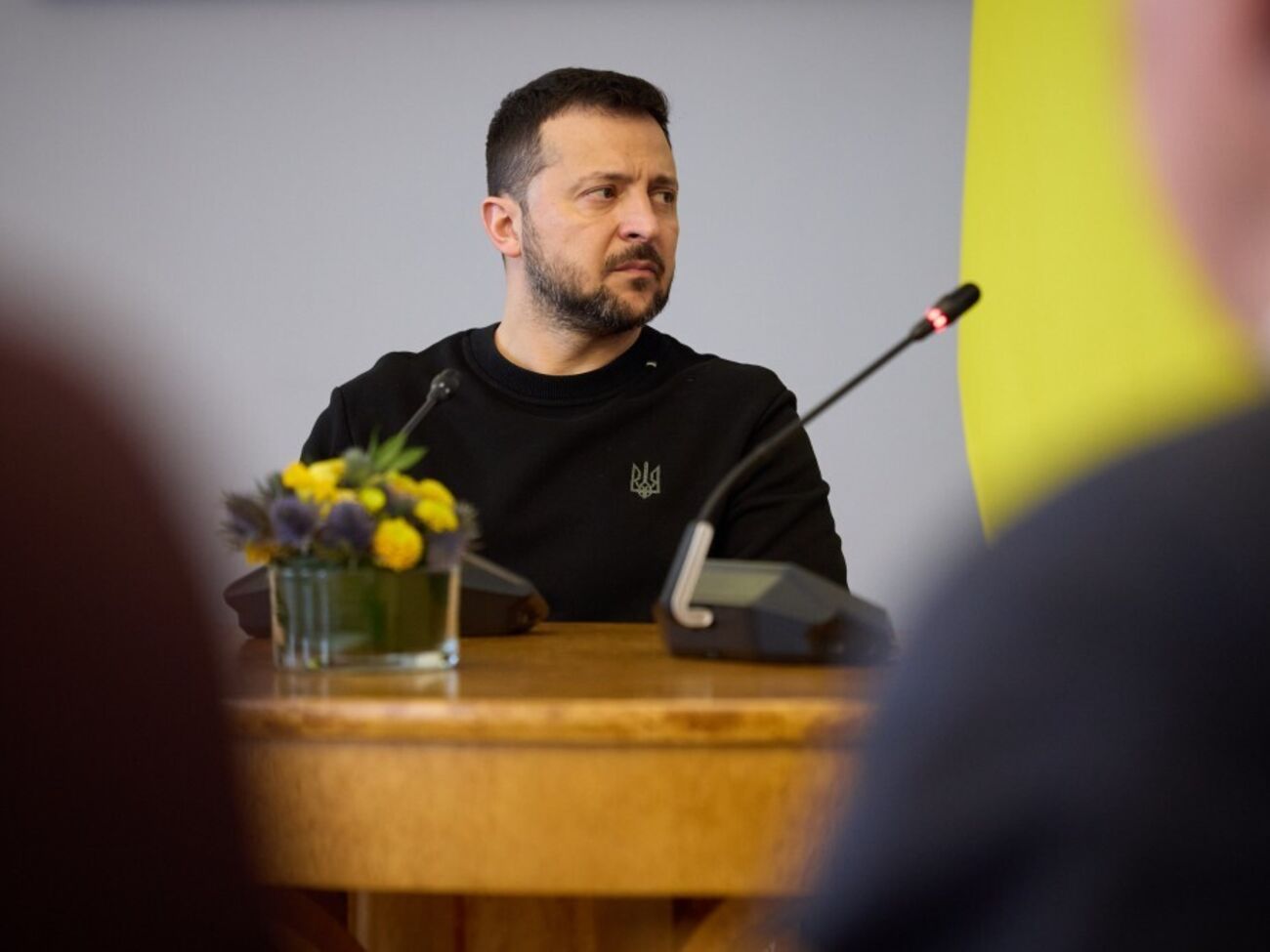 Після 24 лютого 2022 року Зеленський зазвичай з'являється на публічних заходах у мілітарі-одязі