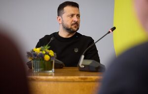 Після 24 лютого 2022 року Зеленський зазвичай з'являється на публічних заходах у мілітарі-одязі