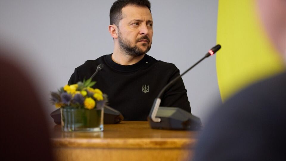 Після 24 лютого 2022 року Зеленський зазвичай з'являється на публічних заходах у мілітарі-одязі