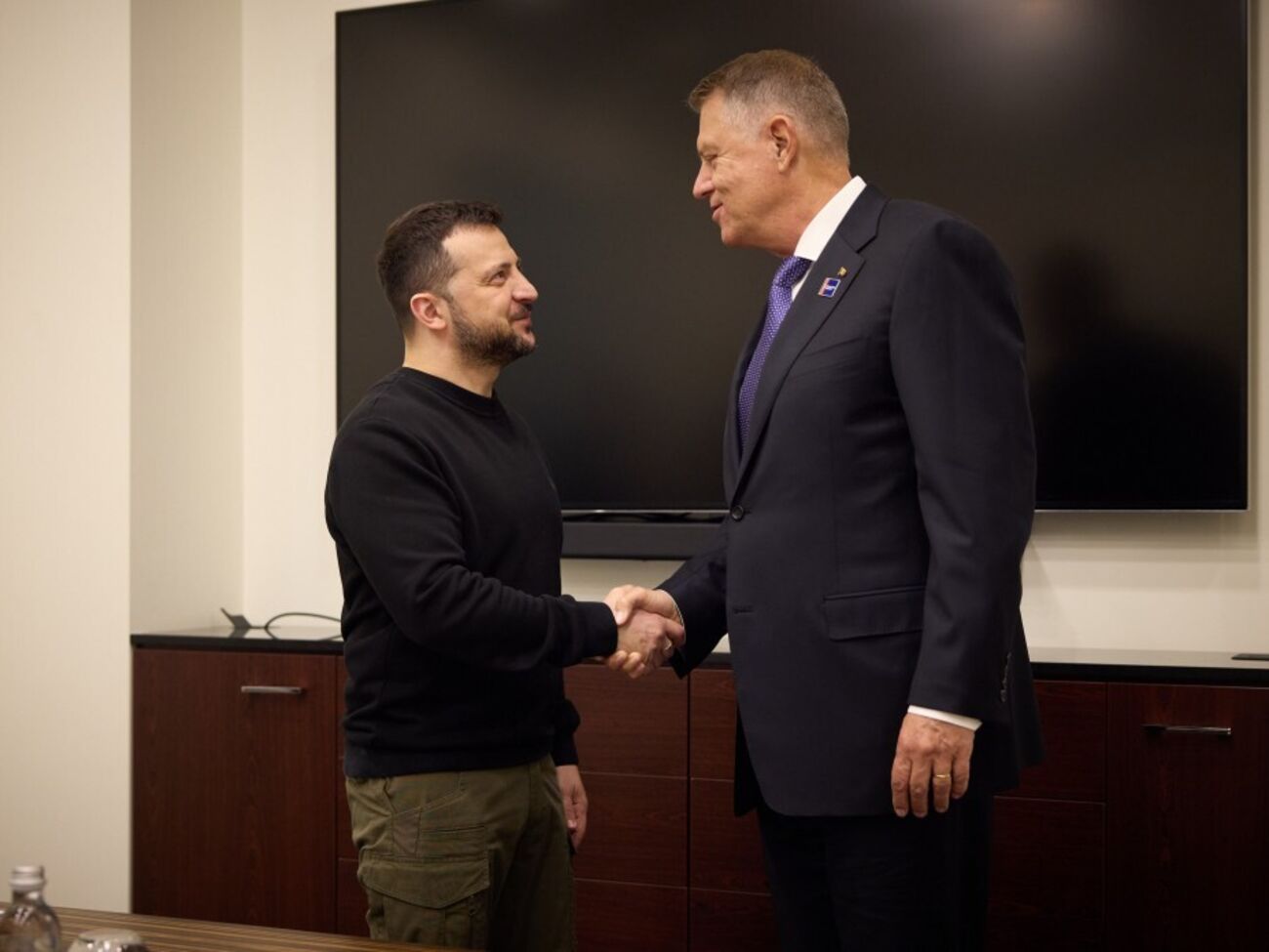 В ходе встречи Зеленский и Йоханнис рассмотрели, в частности, усиление трехстороннего сотрудничества между Украиной, Румынией и Молдовой
