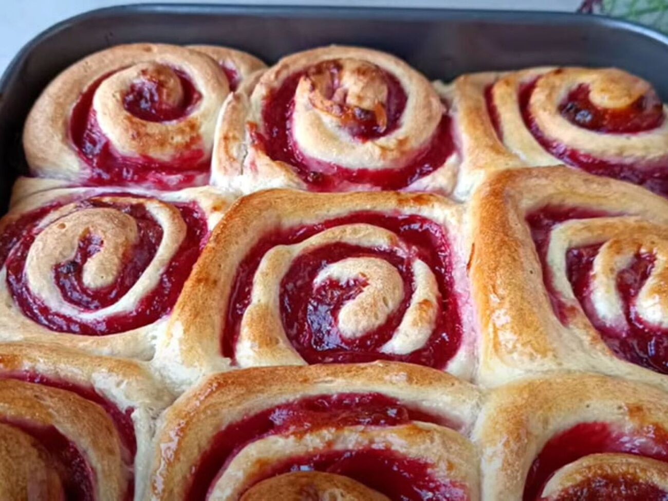 Готовые горячие булочки смажьте сиропом, растворив одну часть сахара в одной части воды