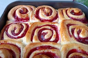 Готовые горячие булочки смажьте сиропом, растворив одну часть сахара в одной части воды