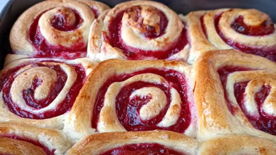 Готовые горячие булочки смажьте сиропом, растворив одну часть сахара в одной части воды