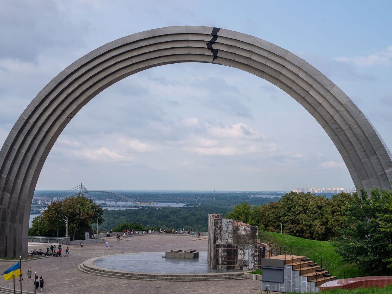 2022 року бронзову скульптуру під аркою знесли, а гранітну закрили