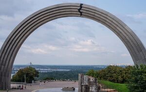 В 2022 году бронзовую скульптуру под аркой снесли, а гранитную закрыли