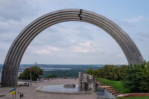 В 2022 году бронзовую скульптуру под аркой снесли, а гранитную закрыли