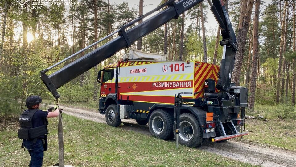 Рятувальники вивезли з Київської області боєголовку крилатої ракети Х-101, виявлену після обстрілу РФ