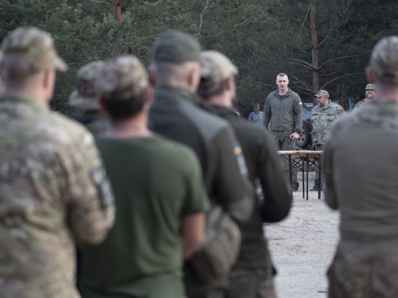 Мер Києва також вручив бійцям батальйону "Свобода" відзнаки від столиці й подякував за мужність