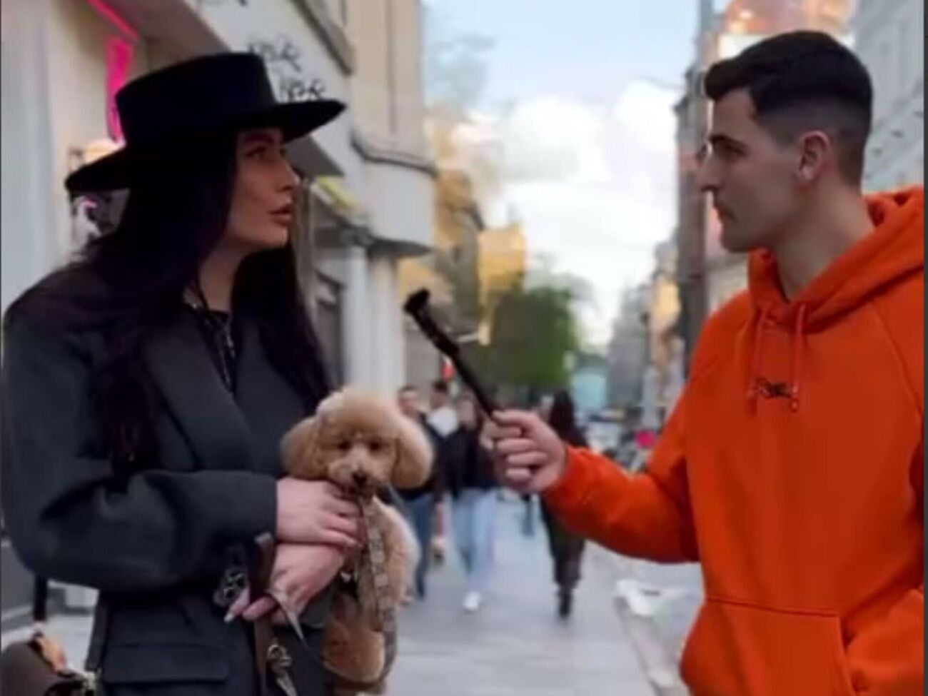 После скандала Николас Карма (справа) удалил ролик с чиновницей