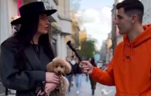 После скандала Николас Карма (справа) удалил ролик с чиновницей