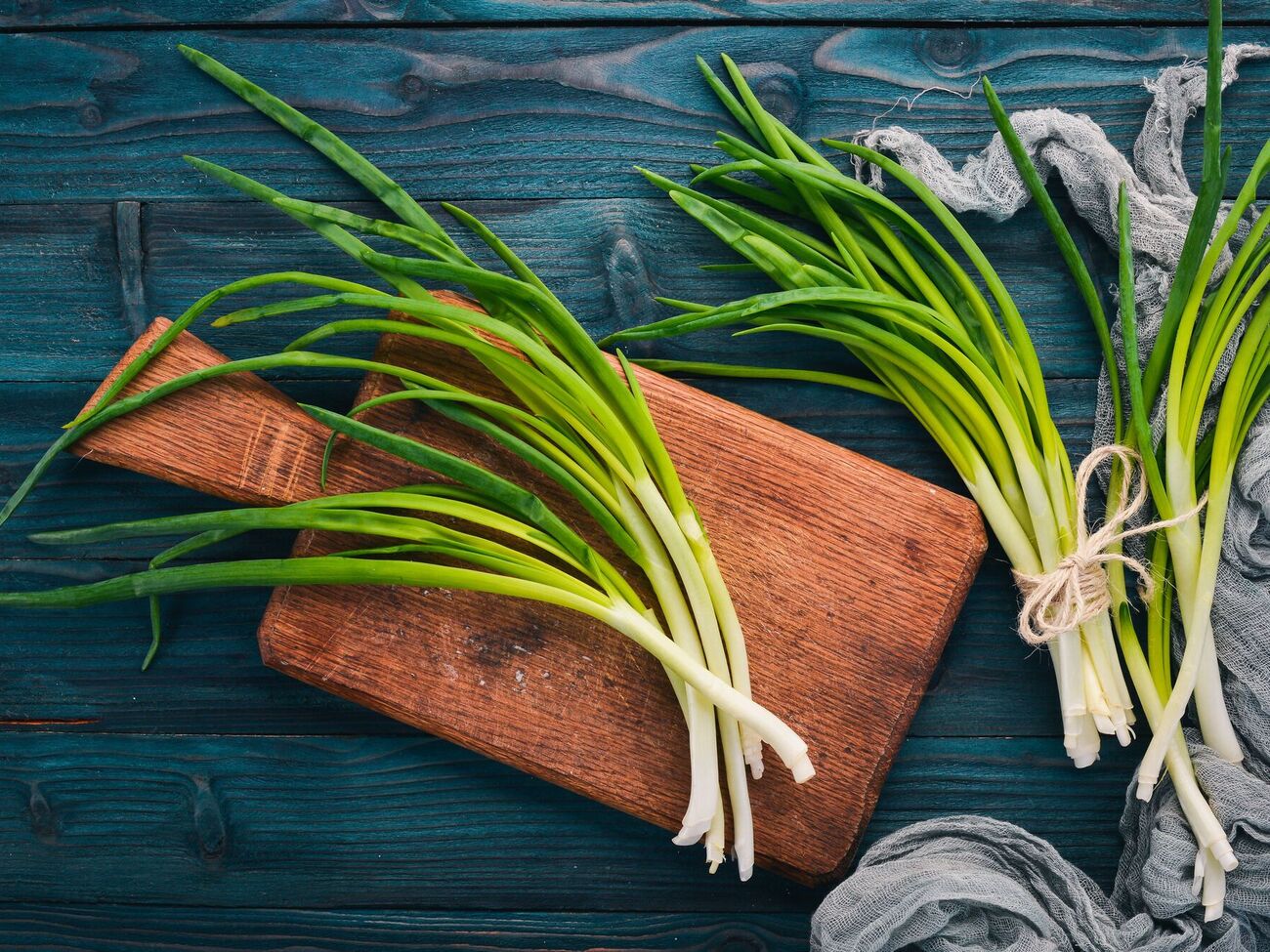 Если лук при покупке был связан нитками, их нужно развязать и снять