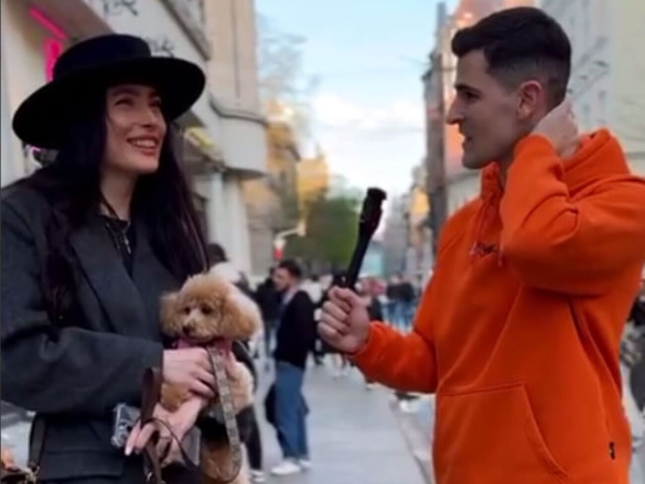 Дрыга во время прогулки по Львову рассказала Николасу Карме, что за шляпку от украинского дизайнера Руслана Багинского заплатила 18 тыс. грн