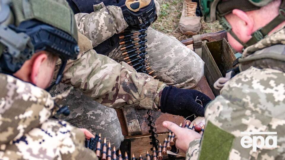 Украинская армия испытывает дефицит боеприпасов и бойцов, обострились и другие проблемы, и Украина в худшей ситуации с начала войны, отметил собеседник Bloomberg