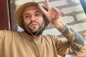 После начала полномасштабной войны Розовый присоединился к бригаде "Азов"