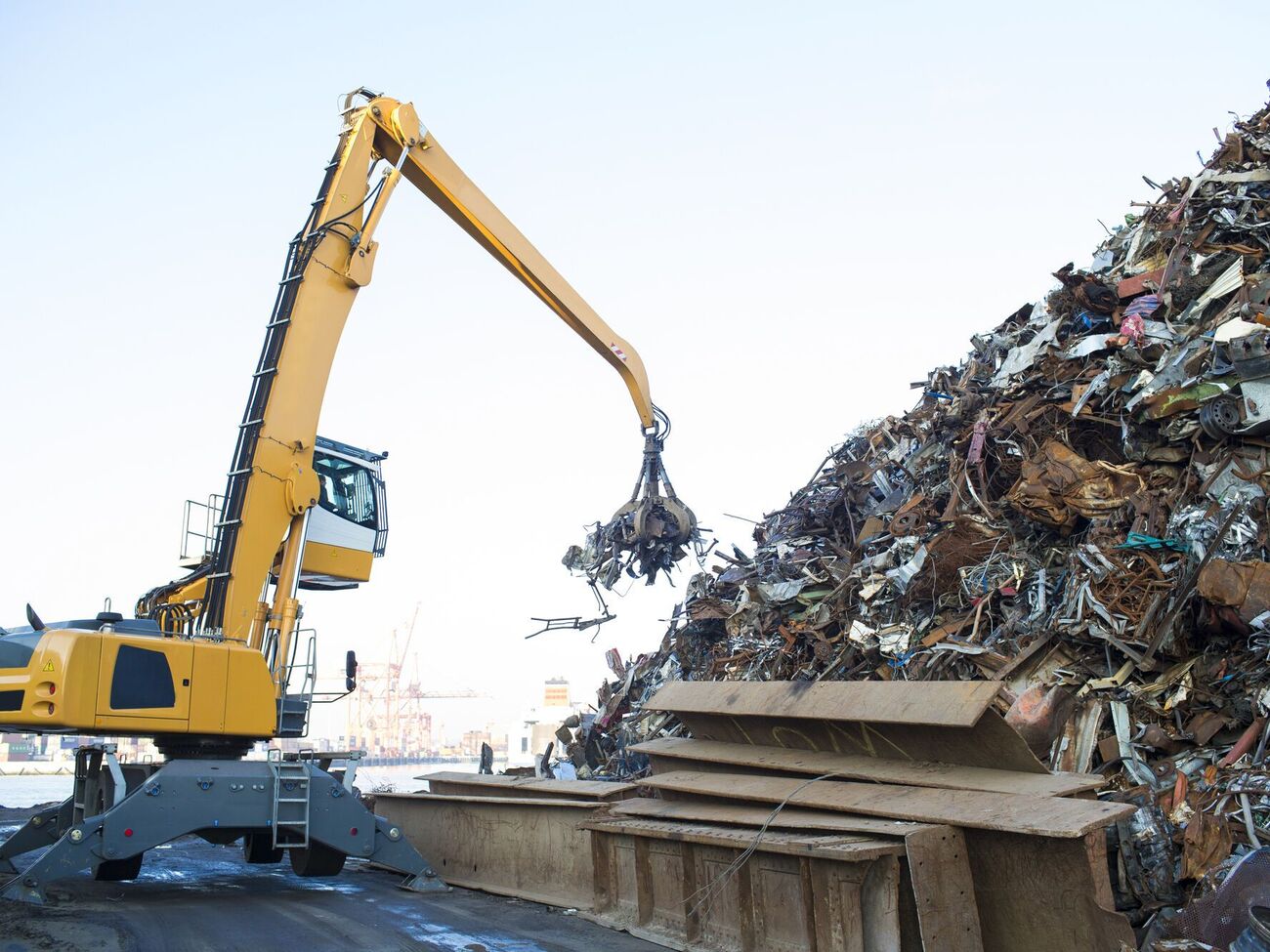 Отсутствие продаж отрицательно сказывается на украинских металлургах, пишет "Центр транспортных стратегий"