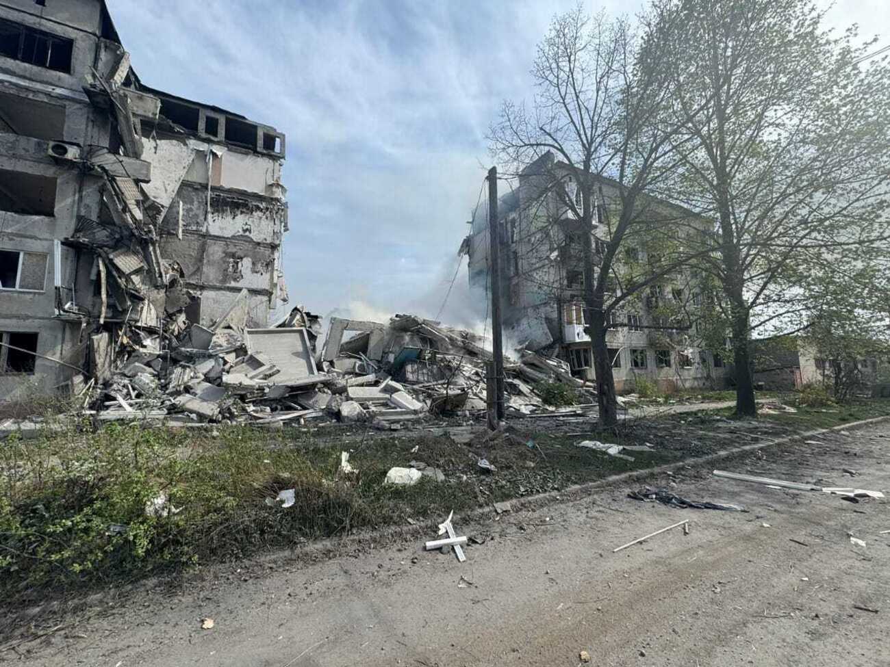 На Очеретино оккупанты сбросили КАБ-500, попав в пятиэтажку, отметили в Донецкой ОВА