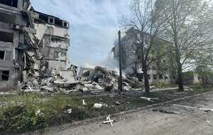 На Очеретино оккупанты сбросили КАБ-500, попав в пятиэтажку, отметили в Донецкой ОВА