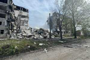 На Очеретине окупанти скинули КАБ-500, поціливши у п'ятиповерхівку, зазначили в Донецькій ОВА