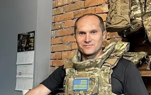 Рівно 10 років тому війна з Росією перестала бути односторонньою. Лейтенант Сухаревський віддав перший історичний бойовий наказ ЗСУ: "Х...ли ты смотришь – ...башь!"