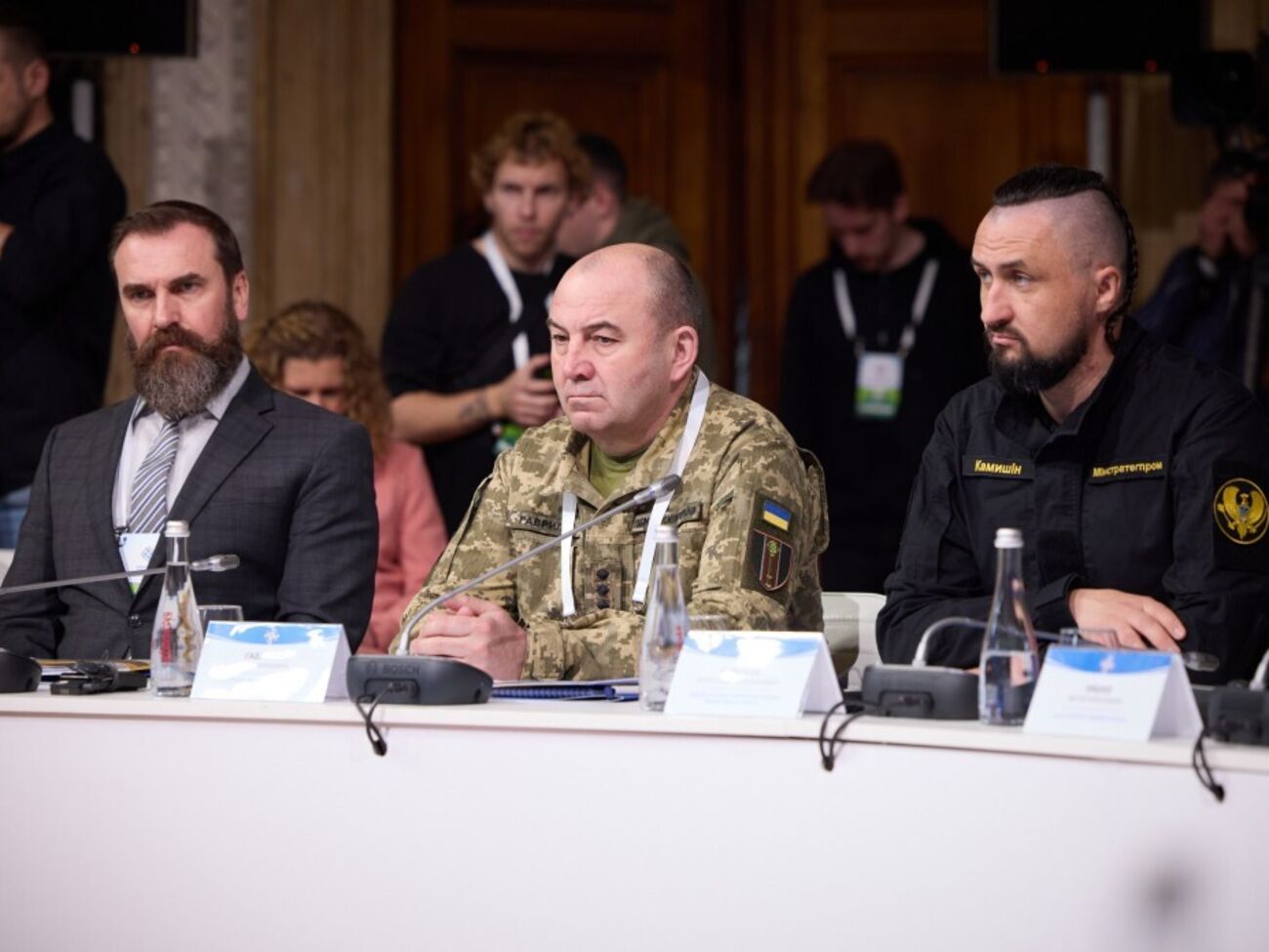 С середины мая начнется переосвидетельствование на подтверждение годности к службе тех людей, которые были признаны ограниченно годными, рассказал Гаврилюк (по центру)