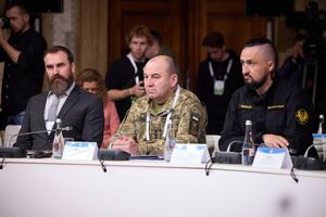 Із середини травня почнеться переогляд на підтвердження придатності до служби тих людей, яких визнали обмежено придатними, розповів Гаврилюк (у центрі)