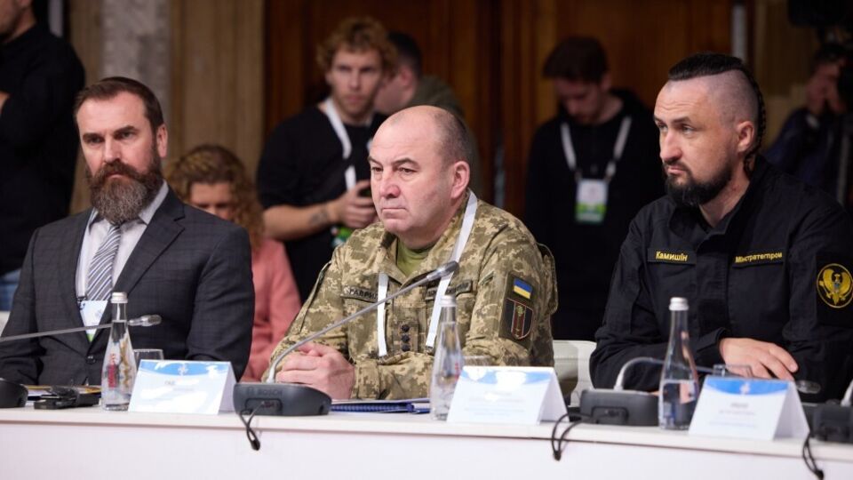 С середины мая начнется переосвидетельствование на подтверждение годности к службе тех людей, которые были признаны ограниченно годными, рассказал Гаврилюк (по центру)