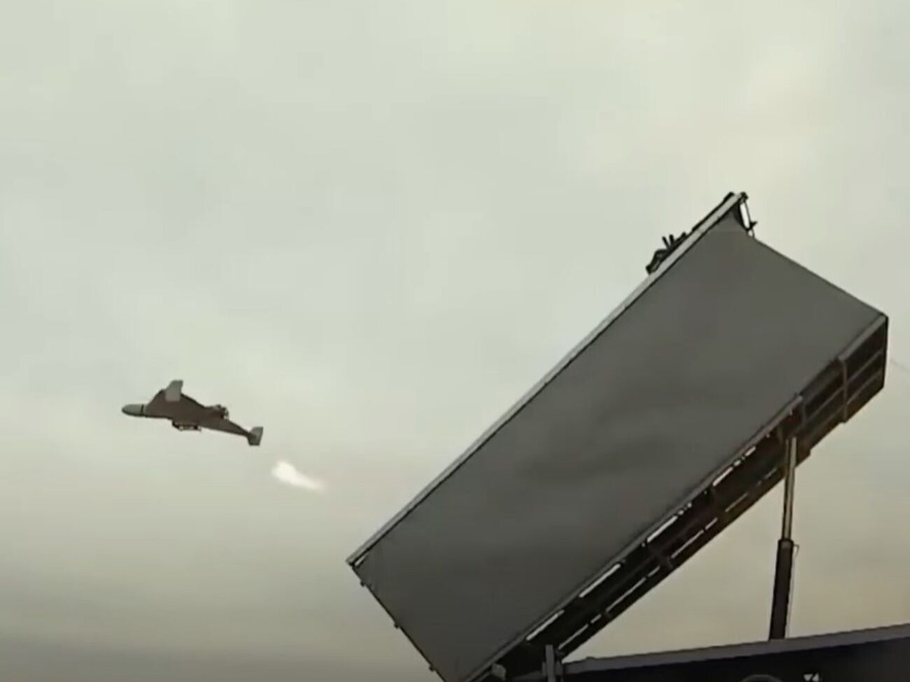 ЦАХАЛ уже обнаружил более 100 ударных дронов, запущенных из Ирана по Израилю, отметили СМИ