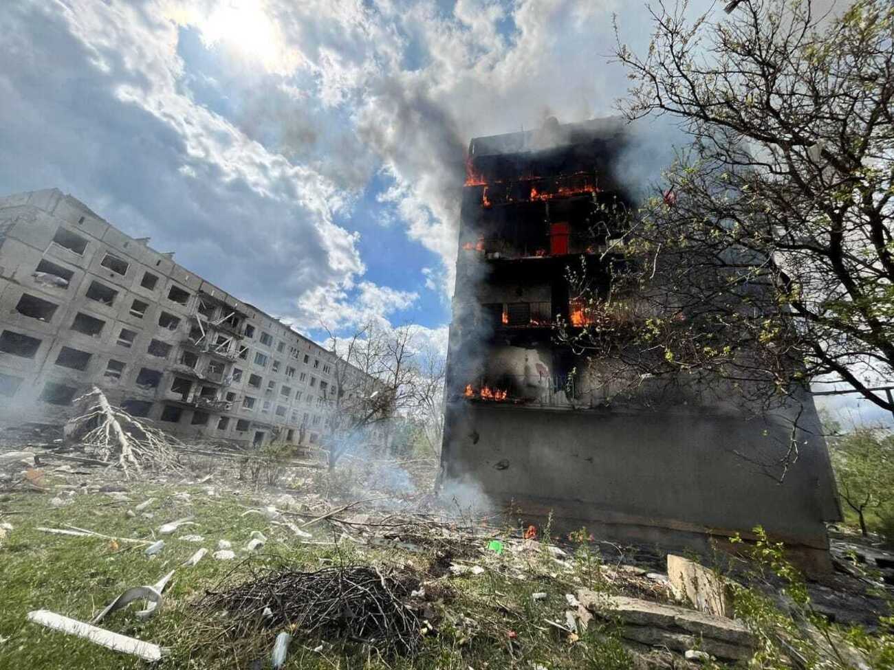 Унаслідок влучання авіабомби в Очеретиному зруйновано п'ятиповерхові будинки, в одному з них виникла пожежа, зазначили у прокуратурі