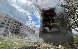 В результате попадания авиабомбы в Очеретино разрушены пятиэтажные дома, в одном из них возник пожар, отметили в прокуратуре