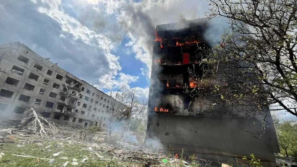 Унаслідок влучання авіабомби в Очеретиному зруйновано п'ятиповерхові будинки, в одному з них виникла пожежа, зазначили у прокуратурі