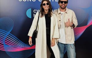 По словам Беспалова, роман между Танчинцем и его пиарщицей начался на съемках клипа на песню "Дим"