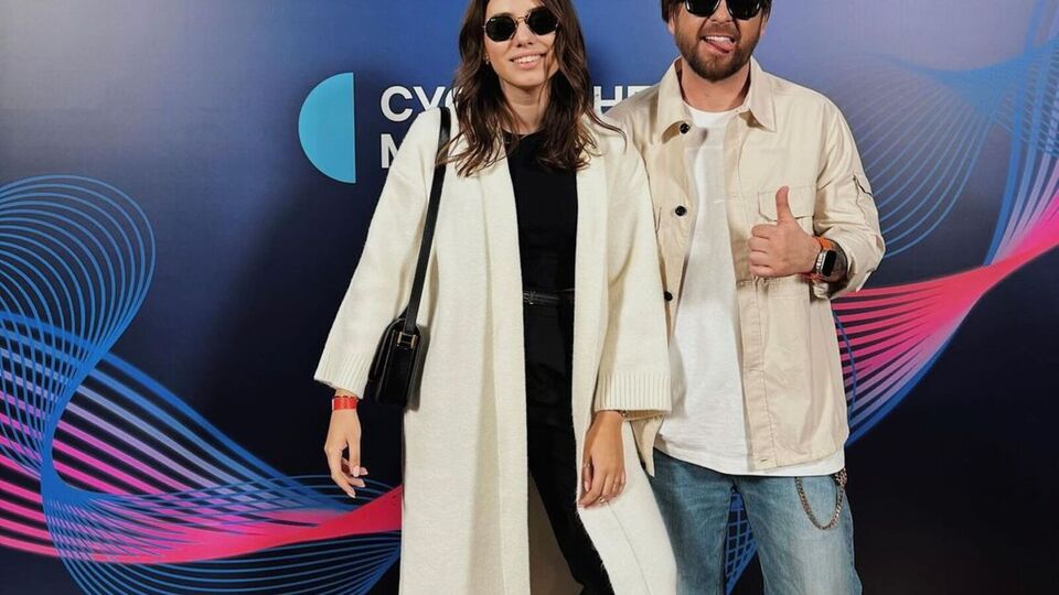 За словами Беспалова, роман між Танчинцем і його піарницею почався на зйомках кліпу на пісню "Дим"