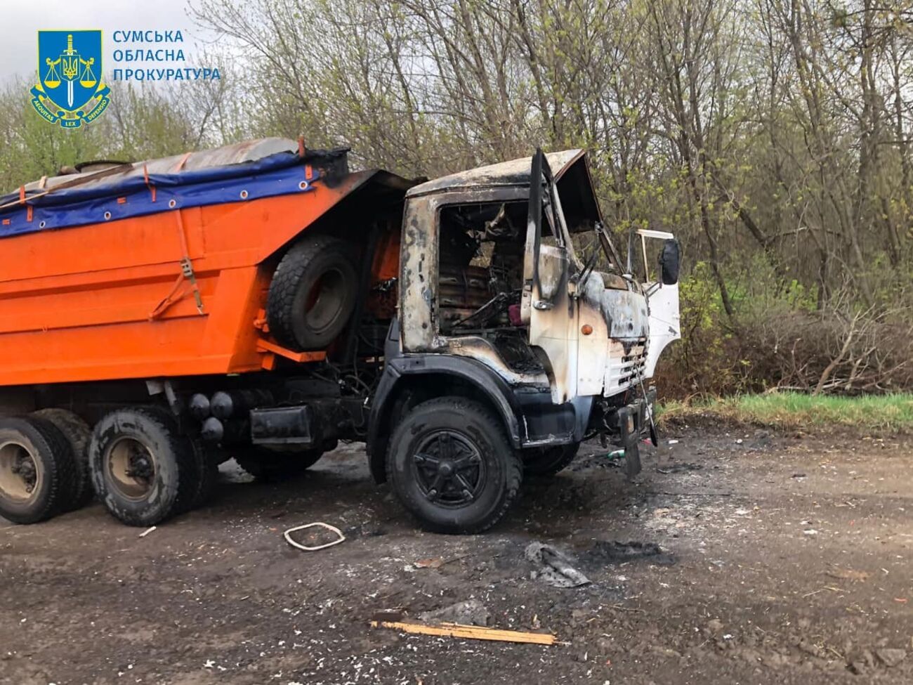 На вантажівку ворог скинув вибухівку, зазначили в прокуратурі