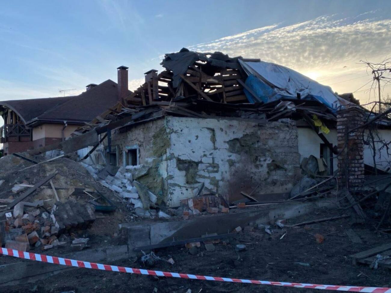 У Дніпрі до лікарів звернулася ще одна жінка, поранена через падіння уламків ракети напередодні