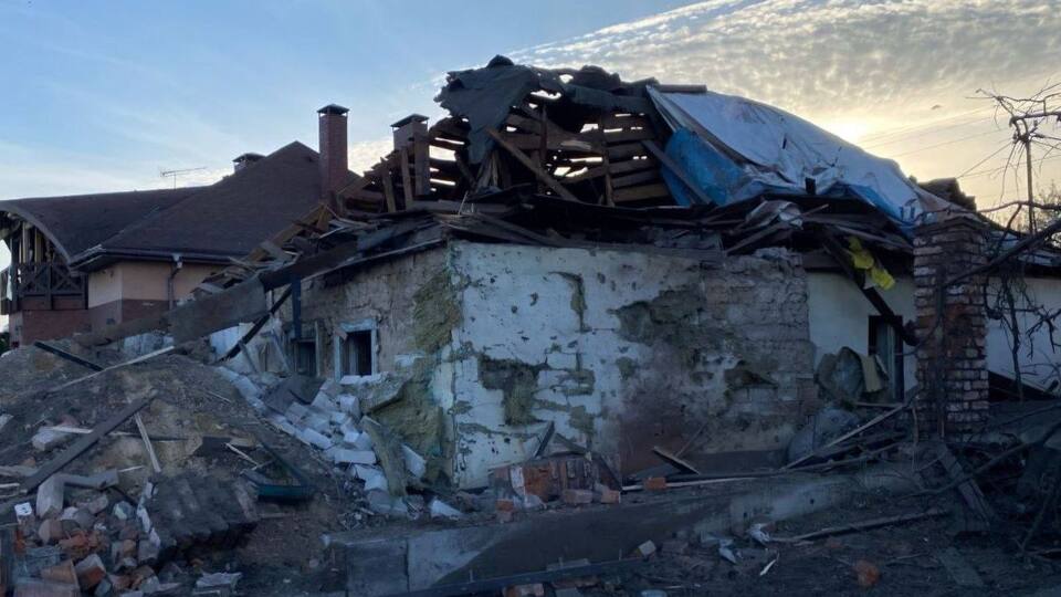 У Дніпрі до лікарів звернулася ще одна жінка, поранена через падіння уламків ракети напередодні