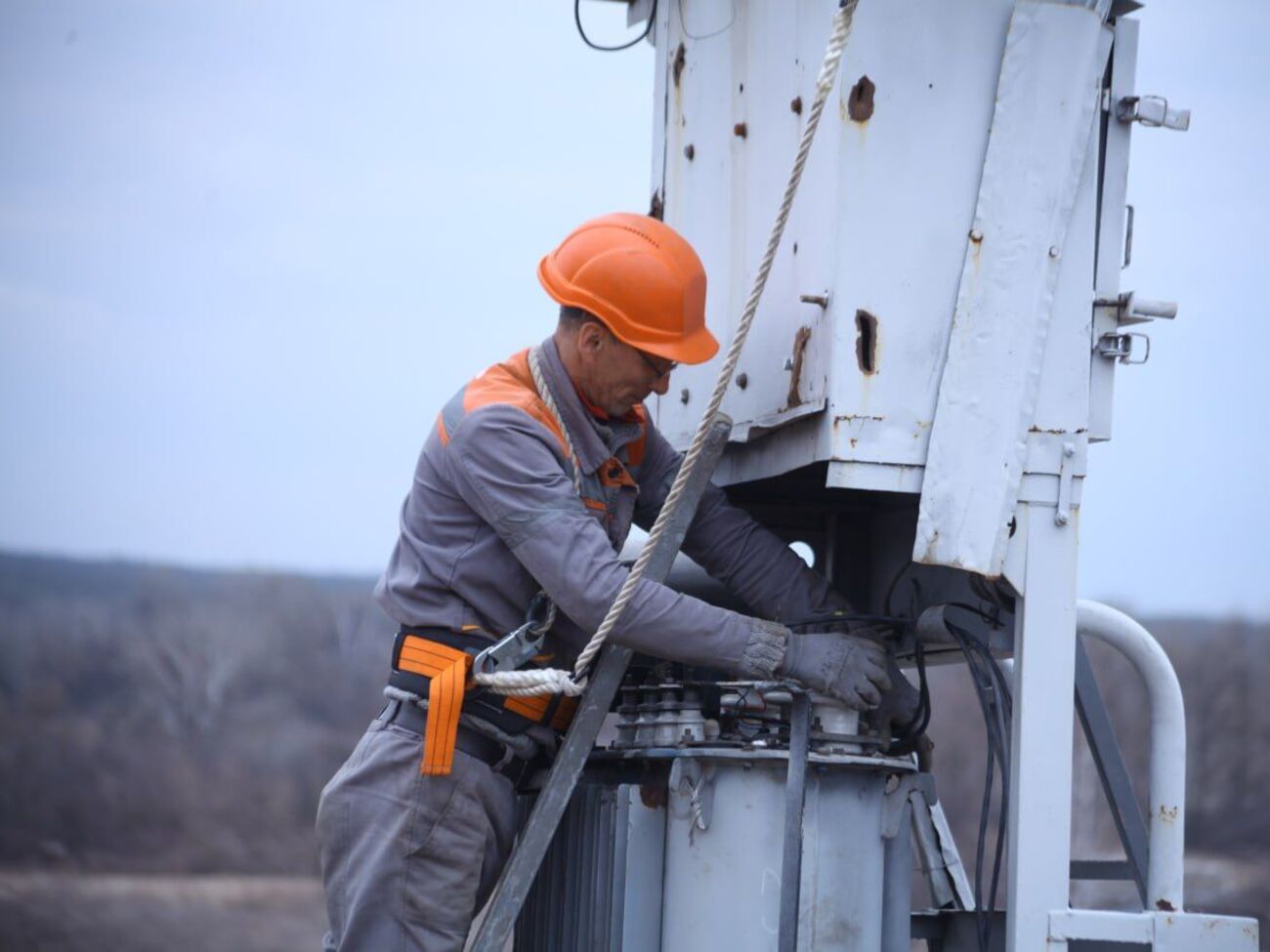 По данным ОВА, ранены двое энергетиков
