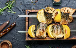 Перед приготовлением нужно удалить кости из рыбы