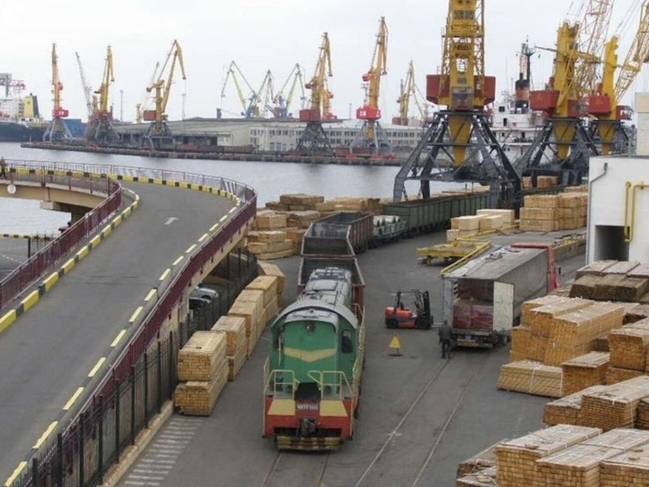 Окупанти й далі крадуть і вивозять у РФ продукцію металургійних заводів