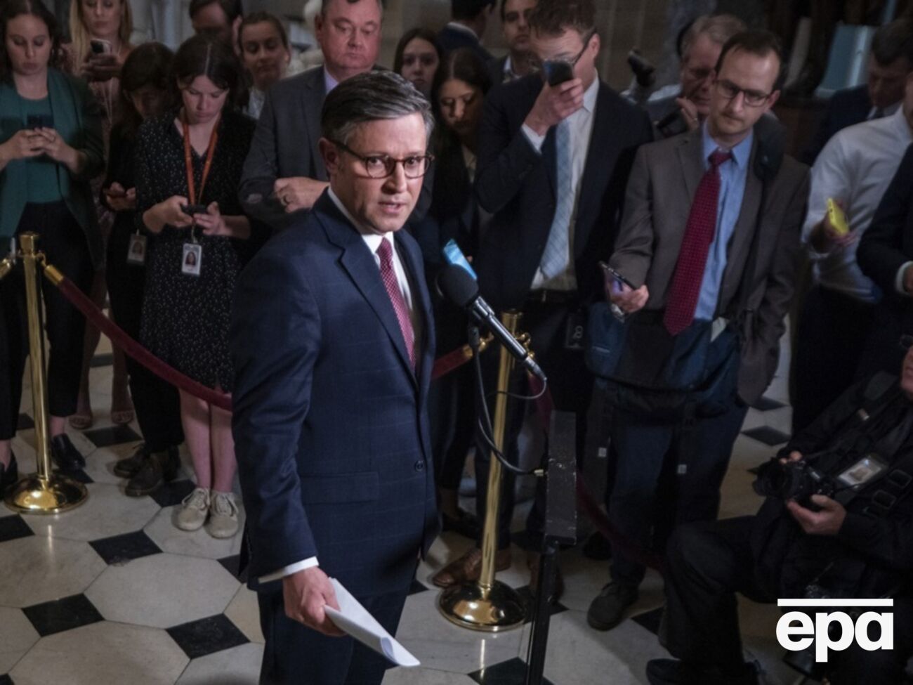 Джонсон смог провести первое процедурное голосование за рассмотрение пакета законопроектов о нацбезопасности США с нужным для себя результатом