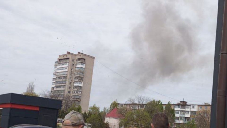 В Бердянске раздались взрывы, их последствия на данный момент неизвестны, Андрющенко заявил о попадании ракет ВСУ по базе оккупантов на одном из заводов