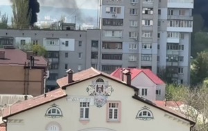 Прилеты по базе оккупантов на заводе в Луганске (задний план фото) разрушили по крайней мере один из цехов