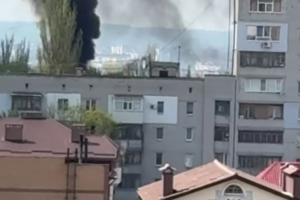 Прилеты по базе оккупантов на заводе в Луганске (задний план фото) разрушили по крайней мере один из цехов