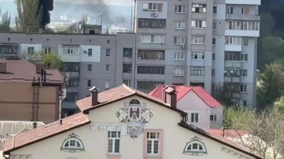 Прилеты по базе оккупантов на заводе в Луганске (задний план фото) разрушили по крайней мере один из цехов