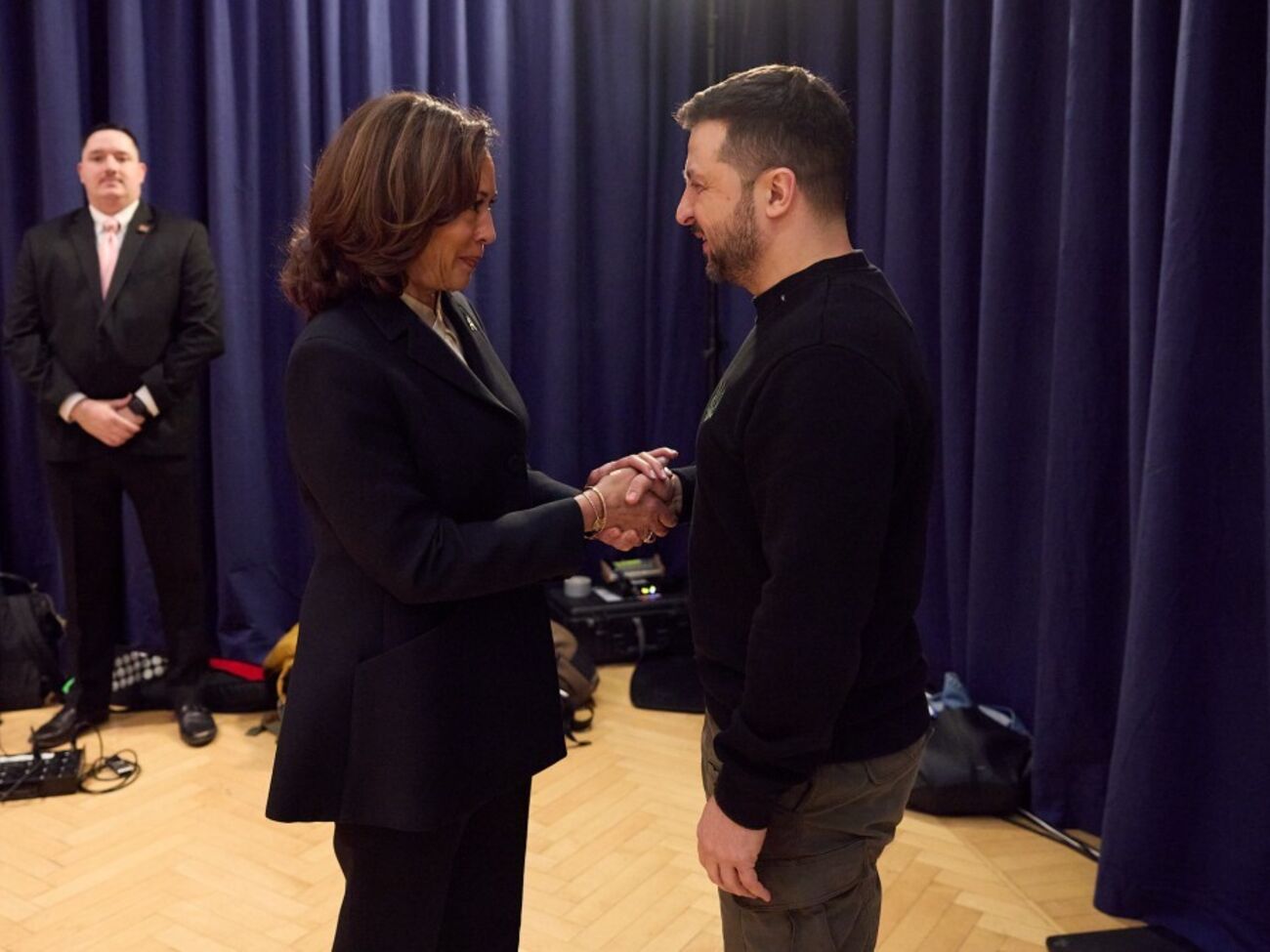 Гарріс і Зеленський у Мюнхені не досягли порозуміння щодо атак України по російських НПЗ, стверджує The Washington Post