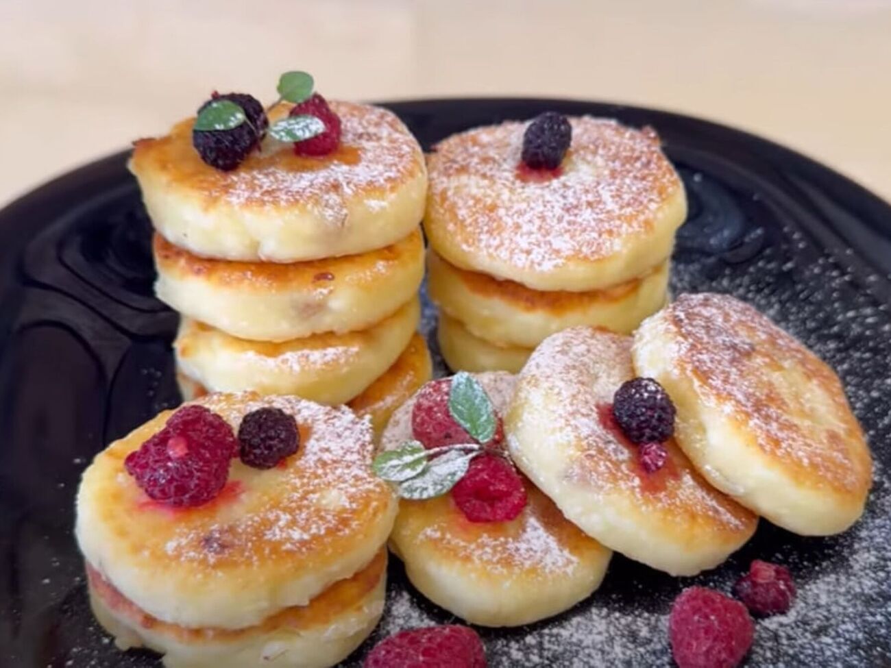 Обжарьте сырники на сковороде с растительным маслом с каждой стороны по полторы-две минуты