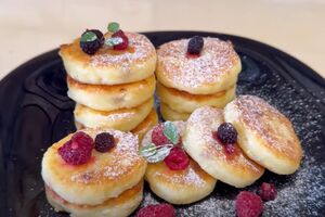 Обжарьте сырники на сковороде с растительным маслом с каждой стороны по полторы-две минуты