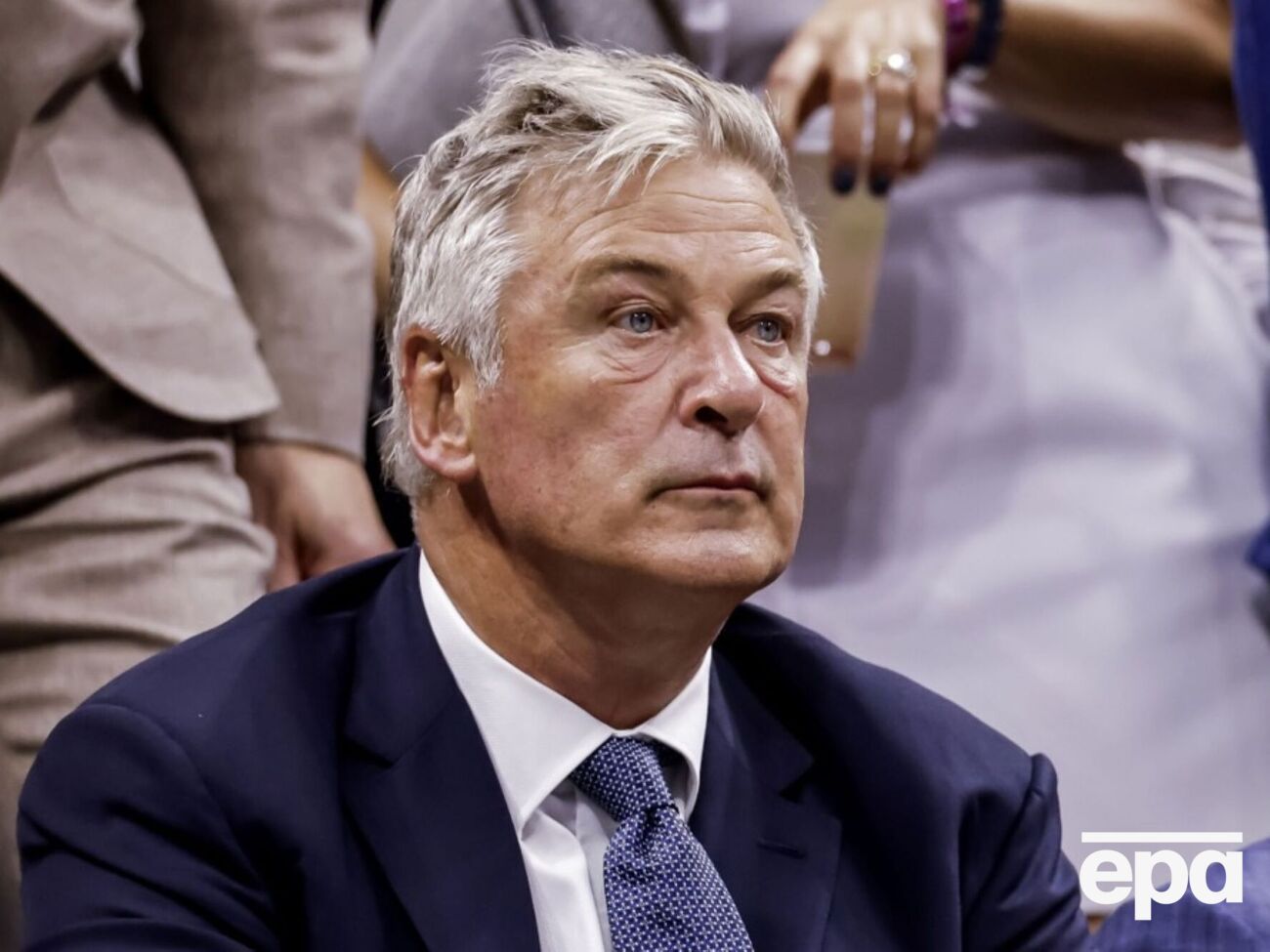 Болдвін, який зробив постріл, не визнає себе винним в обвинуваченні в ненавмисному вбивстві і заявляє, що не натискав на спусковий гачок