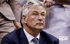 Болдуин, совершивший выстрел, не признает себя виновным в обвинении в непредумышленном убийстве и заявляет, что не нажимал на спусковой крючок