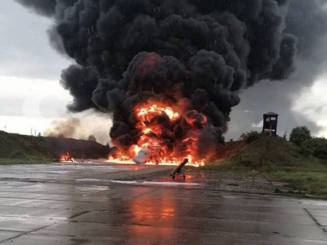 Україна знищила кілька дорогих військових літаків на аеродромах углибині Росії, завдаючи ударів порівняно дешевими безпілотниками