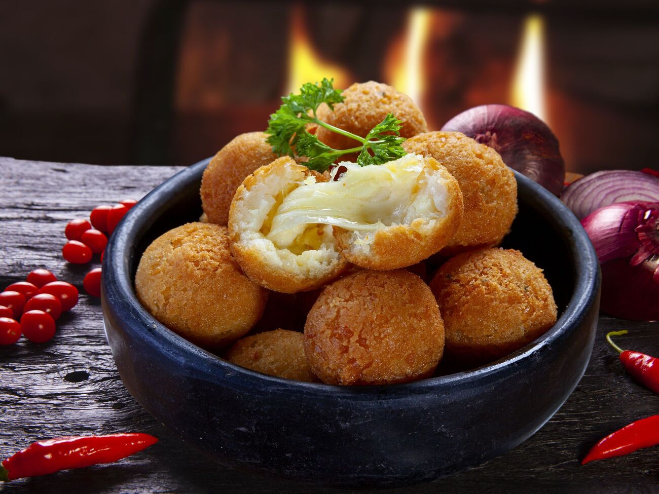 Картофельные шарики с сыром готовятся быстро и несложно